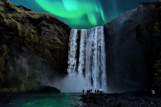 cascadas en islandia durante la aurora boreal en la noche